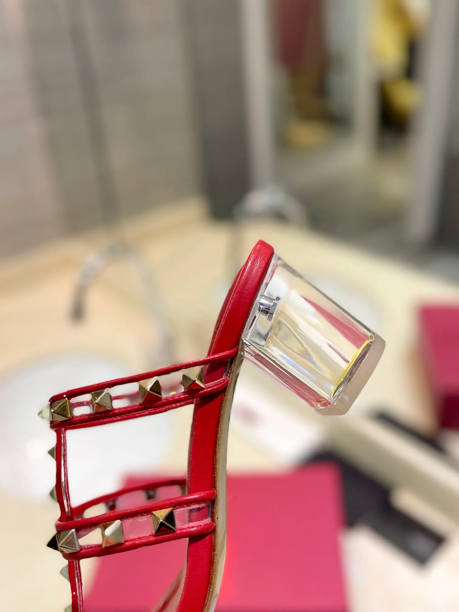 👟👟Ex-factory price 500👟👟 𝑉𝐴𝐿𝐸𝑁𝑇𝐼𝑁𝑂 Valentino ♡ͥ | ²º²⁴💫Purchasing agent level🔍Same color The classic king-shaped slippers with crystal heels are also so beautiful The particularly high-quality hardware brings out a full sense of high-end. After putting it on your feet, you will be stunned and look super slim! The new season lives up to expectations! Worth buying ★Imported cowhide is absolutely high-grade ❥Original method is absolutely sensual ❥Elegant style creates a different feeling🙈 Simple temperament style!  ♡ show bdetails ———————————— ⊿▸: Size｜35-40 (customized at 40.41.42) ⊿▸: Material｜Imported sheepskin + Pvc ⊿▸: Material | Padded sheepskin ⊿▸: Material | Italian🇮🇹 genuine leather outsole ⊿▸: Heel height｜6cm